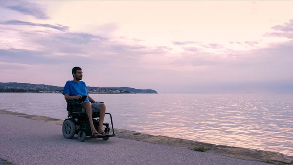 Man in een rolstoel op zee — Stockfoto