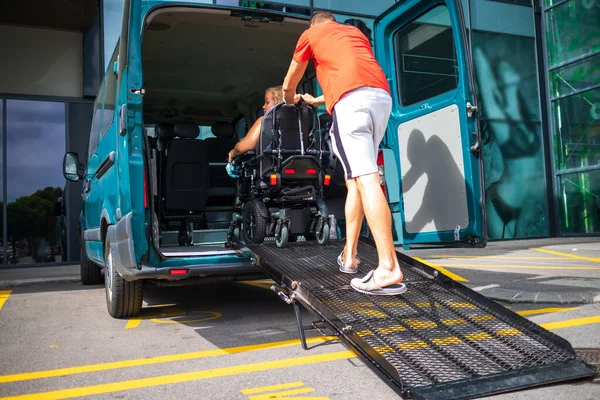 Persona con discapacidad en silla de ruedas con rampa de furgoneta — Foto de Stock