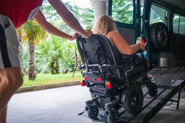 バン・ランプを使用した車椅子障害者 — ストック写真