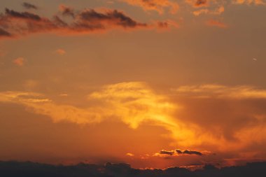 Ateşli günbatımı gökyüzü