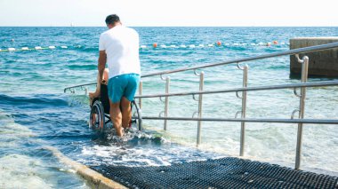 Engelli yüzücüler için tekerlekli sandalye