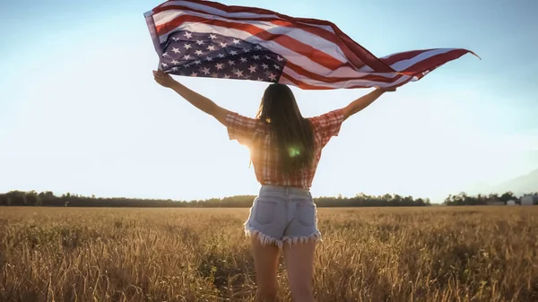 Młoda kobieta z flagą USA 4 lipca — Zdjęcie stockowe