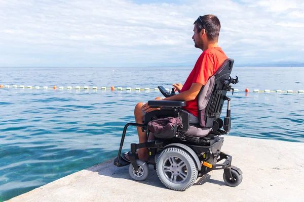 Uomo sulla sedia a rotelle elettrica — Foto Stock