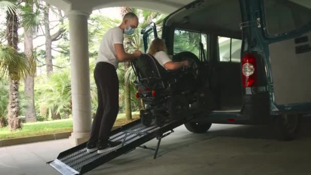 Minibüs rampası kullanarak tekerlekli sandalyedeki engelli kişi — Stok video