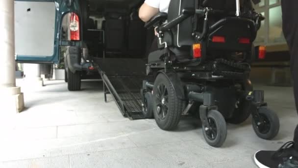 Persona con discapacidad en silla de ruedas con rampa de furgoneta — Vídeo de stock