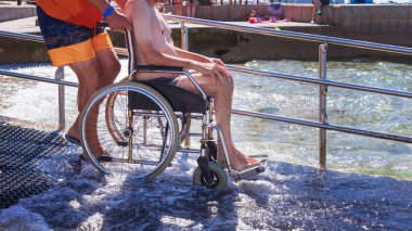 Rampalı engelliler için plaj