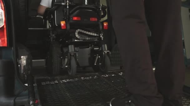 Handikappad person på rullstol med hjälp av van ramp — Stockvideo