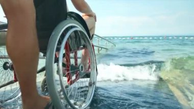 Engelli yüzücüler için tekerlekli sandalye