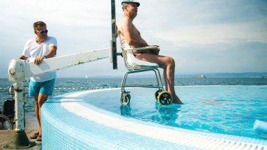 Asansörlü erişilebilir havuz