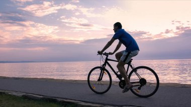 Hırsız bisiklet sürüyor.