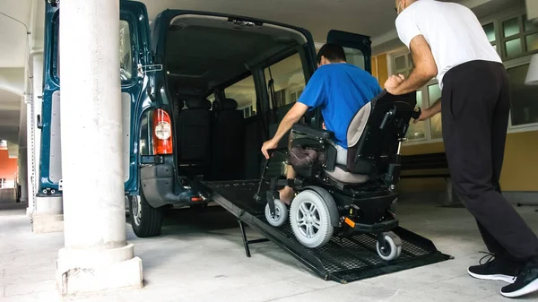 Homme en fauteuil roulant utilisant la rampe du véhicule — Photo