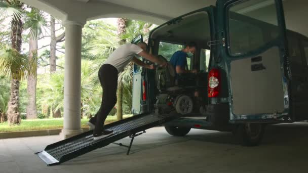 자동차 램프를 사용하여 휘일 체어 를 탄 남자 — 비디오