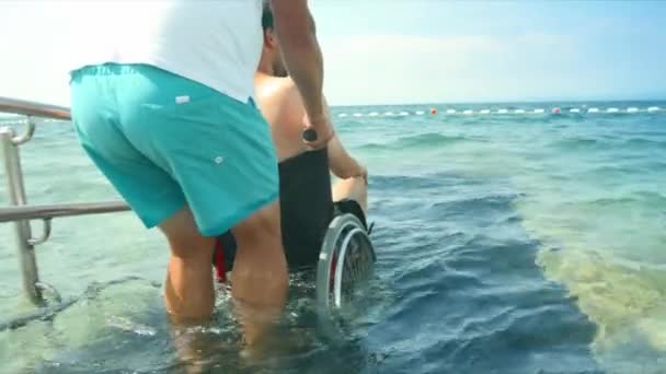 Silla de ruedas para nadadores discapacitados — Vídeo de stock