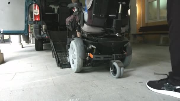 Άνδρας σε αναπηρική καρέκλα με ράμπα οχήματος — Αρχείο Βίντεο