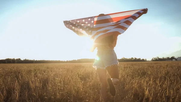 Mujer joven con bandera de Estados Unidos el 4 de julio — Foto de Stock