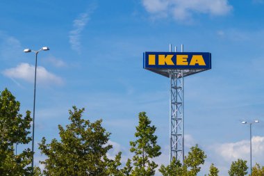 Mavi gökyüzünde Ikea işareti