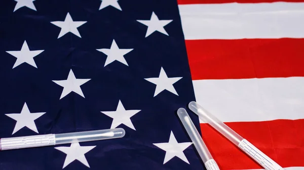 Pruebas de hisopo de coronavirus en bandera de EE.UU. — Foto de Stock