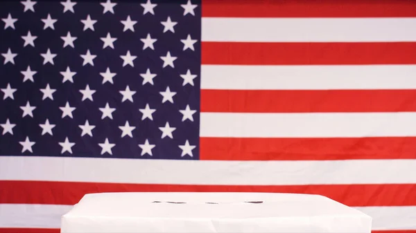 Boleta blanca y bandera americana — Foto de Stock