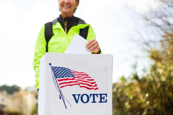 Amerikansk kvinna röstar — Stockfoto
