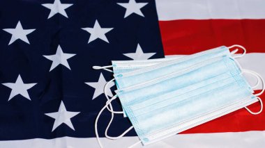 Yüz maskesine etiket yapıştırdım.