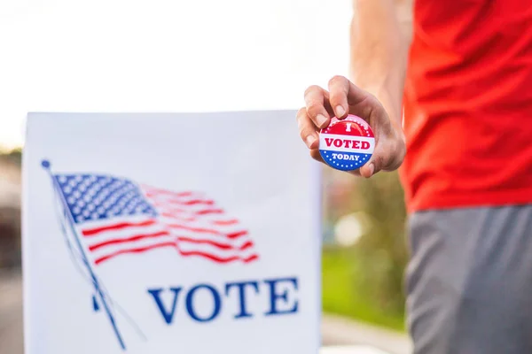 Man with I voted today badge — Stock Photo, Image