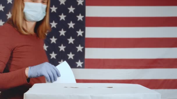 Yüz maskeli kadın oylaması — Stok video