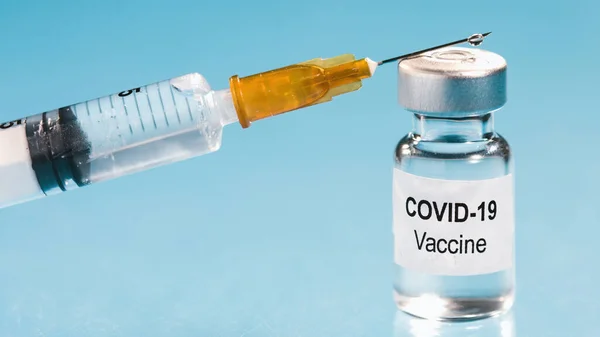 Коронавирусная вакцина со шприцем — стоковое фото