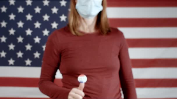 Mujer mostrando calcomanía electoral — Vídeos de Stock