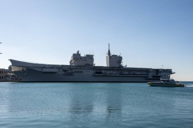İtalya, Trieste - 2 Mar 2025: Nave Trieste, İtalyan Donanması 'nın en büyük çok rollü amfibi gemisi kenetlendi