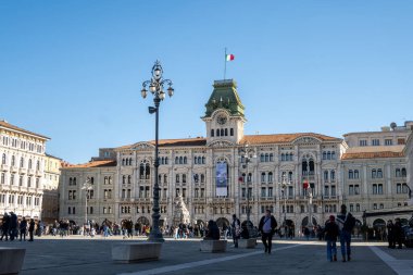 İtalya, Trieste - 2 Mar 2025: İtalya Meydanı ve Trieste 'deki belediye binası birliği