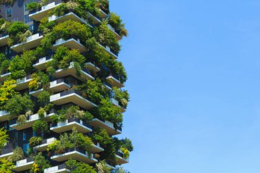 Canlı dikey orman bahçesi bir bina üzerinde ağaçlar ve çalılarla dolup taşıyor.
