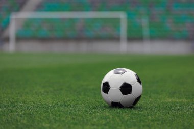 Futbol topu iyi manikürlü bir sahada, oyuncuların heyecan verici bir maça katılmasına hazır..