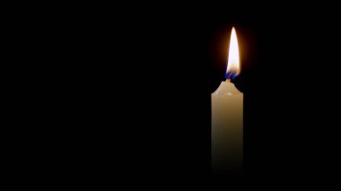Siyah arka planda beyaz mum, yakın çekim. Hafıza, sembol, din ve dua kavramları.