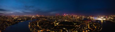 Londra 'nın Panorama' sı geceleri gökyüzünde canlı şehir ışıkları ve Thames Nehri 'nin insansız hava aracı görüntüleri sergiliyor..