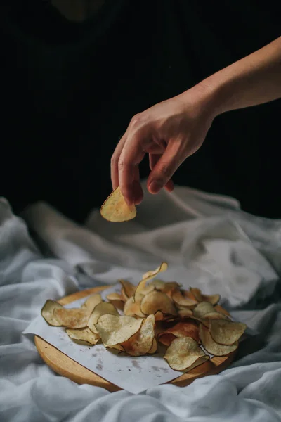 Hand Drop Pieces Fresh Homemade Deep Fried Crispy Potato Chips — Stock Photo, Image