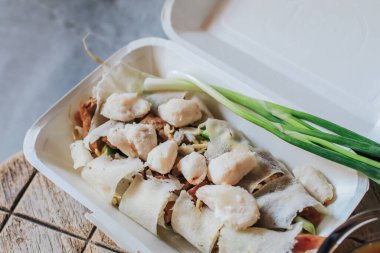 Yengeç soslu taze börek, yengeç, acı biber, salatalık, yumurta, fasulye filizi, taze soğan, Tayland 'da Vietnam yemeği konsepti içinde roti hamur örtüsü..