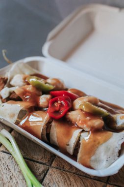 Yengeç soslu taze börek, yengeç, acı biber, salatalık, yumurta, fasulye filizi, taze soğan, Tayland 'da Vietnam yemeği konsepti içinde roti hamur örtüsü..