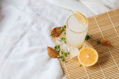 İçecek ya da içecek, ev yapımı buzlu limonata, soda, limon dilimi ve nane, beyaz masa siyah arka planında..