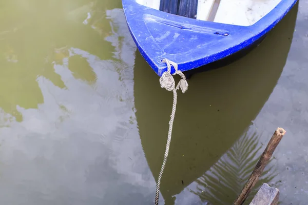 Kleines Blaues Kunststoff Ruderboot Auf Dem Wasser Einem Alten Holzsteg — Stockfoto