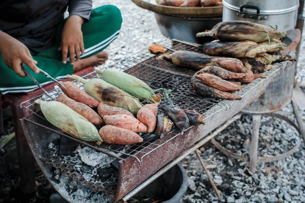 Markette Izgara Tatlı Patates Kömür Ocağında Mısır Izgara Çeşit Bitkiler — Stok fotoğraf