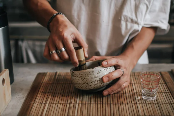Barista Closeup Membuat Jepang Matcha Latte Teh Hijau Dengan Susu — Stok Foto