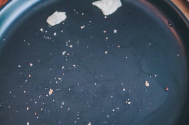 Yemekten sonra patates cipsi kırıntılarıyla dolu boş bir tabak. Bayram sonu ya da kutlama konsepti. Metin için en yakın yer.