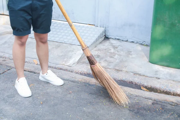 Hombre Usando Escoba Barrer Calle Piso Limpieza Basura Concepto City — Foto de Stock