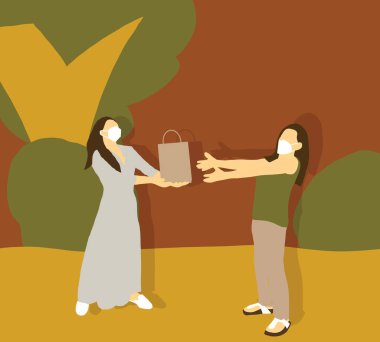 Genç ve güzel bir kız, sonbahar parkında arkadaşıyla birlikte maske takıyor ve bayram partisi için hediye olarak bir kese kağıdı alıyor. Sosyal mesafeli yaşam tarzı, covid-19 salgını.