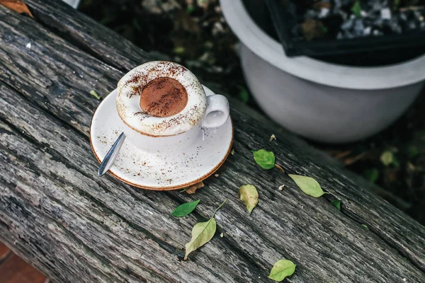 Cokelat Panas Atau Kopi Dengan Susu Busa Dalam Cangkir Putih — Stok Foto