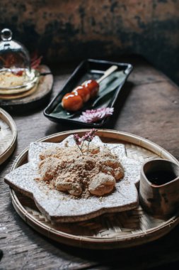 Warabi-mochi ya da Kinako mochi, esmer şeker şuruplu brakka nişastalı hamur tatlısı. Geleneksel Japon tatlısı.