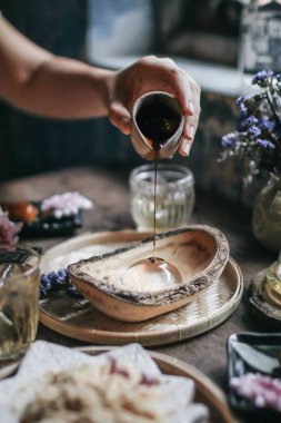 Mizu Shingen Mochi Japon tatlılarına kahverengi şeker şurubu dökülüyor. Japon usulü, süslemeli bir tatlı. Yağmur damlası Mizu Mochi Japoncada popüler bir tatlıdır..