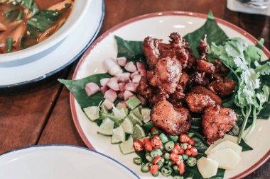 Sarımsaklı, biberli, limonlu, sarımsaklı ve sebzeli kızarmış domuz eti..