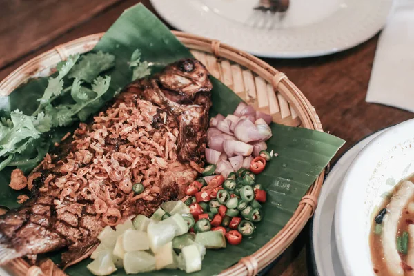 Asya Yemekleri Konsepti Kızarmış Balık Çıtır Sarımsak Biber Kırmızı Biber — Stok fotoğraf