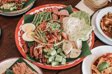 Tayland yemeği konsepti. Karışık Som tum veya karışık papaya salatası ve büyük bir tepside çeşitli mezeler. Sıcak ve baharatlı Tayland yemeği..